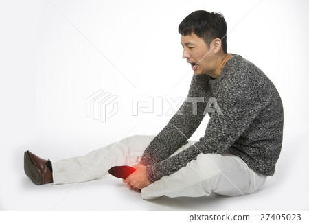 Man suffering from ankle pain 27405023