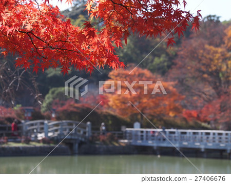Tenmangu寺廟和秋葉橋樑 Tenmangu寺廟和秋葉橋樑 27406676
