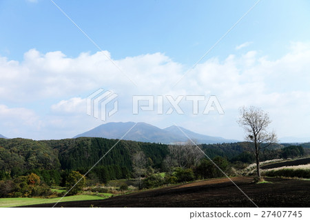 Plateau overlooking Mt. 27407745