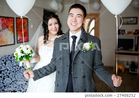 Happy groom with balloons in his hands, indoors at 27408252