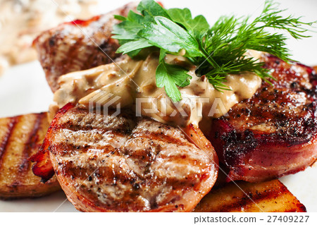 Pork chops served with fried potato and sauce Pork chops served with fried potato and sauce 27409227