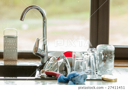 Washing up. kitchen sink and dishwares 27411451
