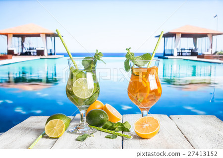 Fresh mojito cocktail 27413152