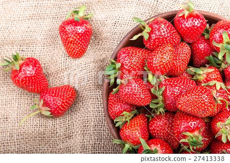 圖庫照片: strawberry in a clay plate