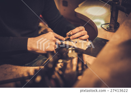 Jeweler at work in jewelery workshop 27413622