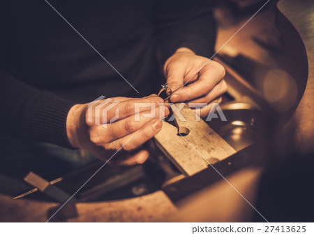 Jeweler at work in jewelery workshop 27413625