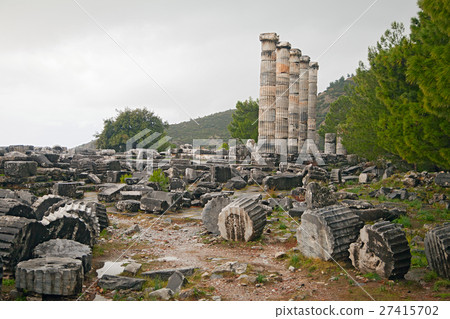 Ancient ruin in Hierapolis, Turkey Ancient ruin in Hierapolis, Turkey 27415702