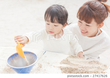 Mother and daughter playing sand raising childcare mama Mother and daughter playing sand raising childcare mama 27417626