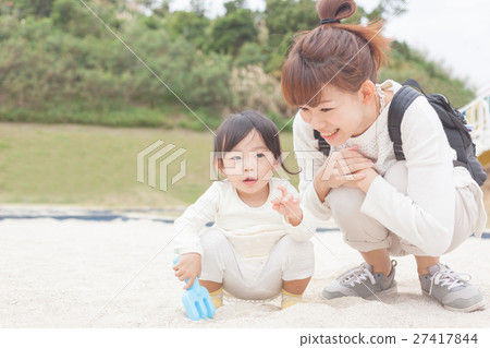 Mother and daughter playing sand raising childcare mama Mother and daughter playing sand raising childcare mama 27417844