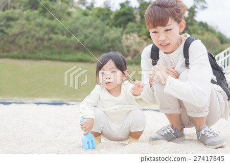 Mother and daughter playing sand raising childcare mama Mother and daughter playing sand raising childcare mama 27417845