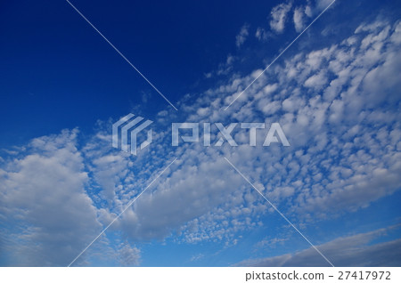 Scaly clouds covering blue sky d Scaly clouds covering blue sky d 27417972