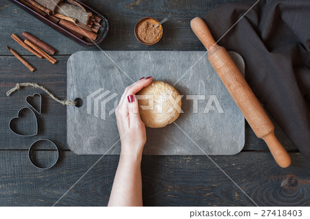 Female hands holding the ball of dough for pastry 27418403