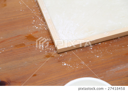 Making a scoop cake 27418458