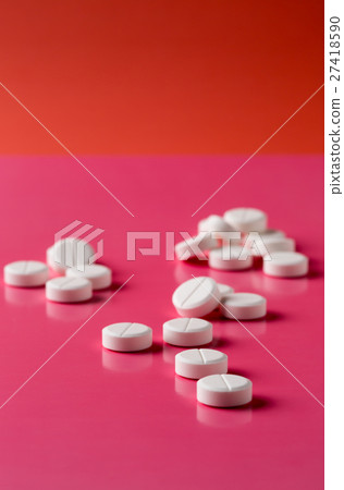 Heap of round white pills 27418590