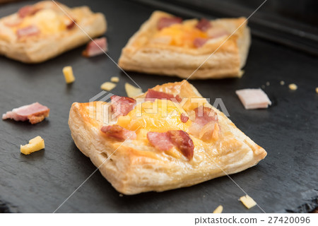 Ham, cheese and egg breakfast mini pies Ham, cheese and egg breakfast mini pies 27420096