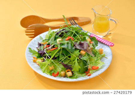 嬰兒葉沙拉。油煎麵包塊和乾辣椒粉洋蔥。測序儀敷料。下面的生菜。 27420179