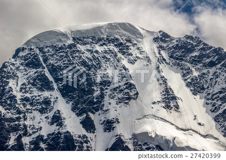 close-up of snowy mountain ridge 27420399