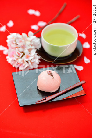 春天日本甜點，櫻桃Manju /櫻桃小圓麵包和綠茶的形象。注意）背景中的櫻花是人造花。 27420514