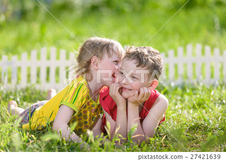kids have fun outdoors 27421639