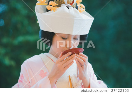 新娘 清酒酒杯 穿著和服 27422503