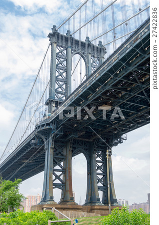 Visiting the Manhattan bridge in Brooklyn 27422836