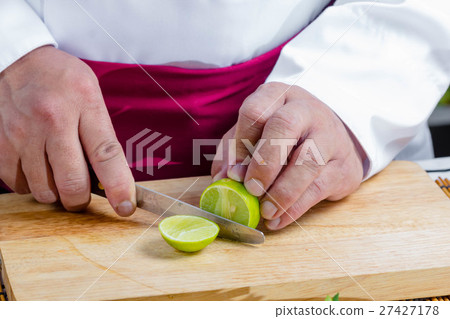 slicing Lime 27427178