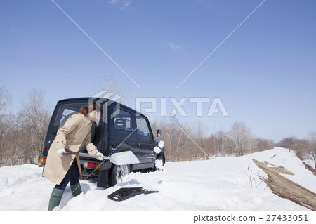 Snow road rescue 27433051