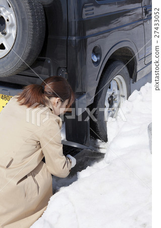 Snow road rescue 27433052