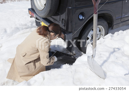 Snow road rescue 27433054