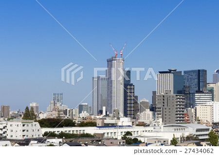 Close-up of townscape in the center of Tokyo Construction of large-scale development high-rise apartment Nishi-Shinjuku 4-chome 2016 Close-up of townscape in the center of Tokyo Construction of large-scale development high-rise apartment Nishi-Shinjuku 4-chome 2016 27434062