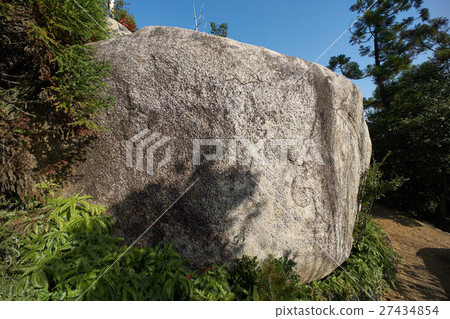 Megalith in the mountain climbing path with a pattern engraved, near Miyajima / Shishiro Observatory, Hiroshima Prefecture Megalith in the mountain climbing path with a pattern engraved, near Miyajima / Shishiro Observatory, Hiroshima Prefecture 27434854