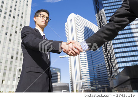 Businessman who shakes hands Serious look Express business Shinjuku 27435119