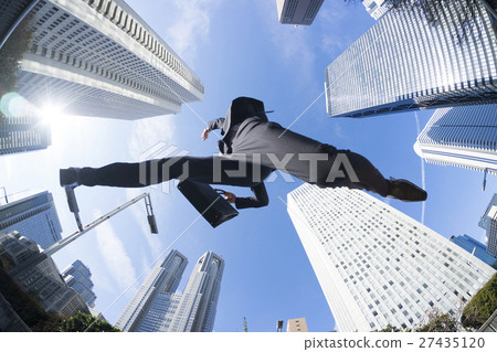 跳有查尋從天空藍天企業城市新宿摩天大樓區的袋子的商人 27435120