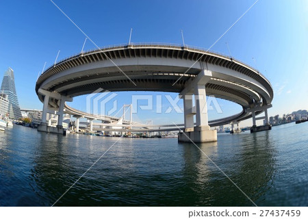 Arcuate bridge over Shibaura Bridge 27437459