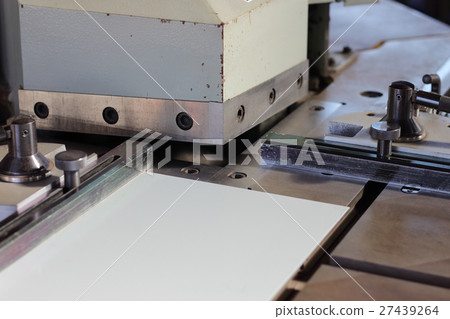 Corner shear 27439264