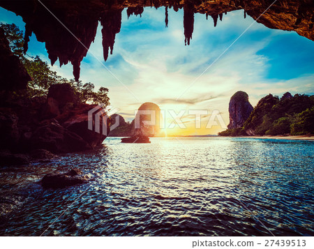 Sunset on Pranang beach. Railay , Krabi Province Sunset on Pranang beach. Railay , Krabi Province 27439513