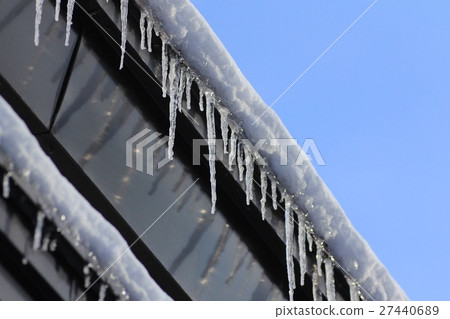 Snow and icicles on the roofs of early winter in Hokkaido on a sunny day 27440689