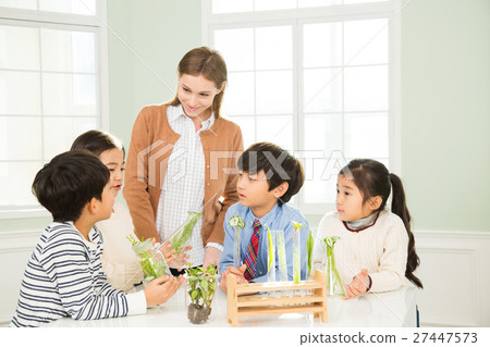Young Students In Biology Class With A Female Teacher 27447573