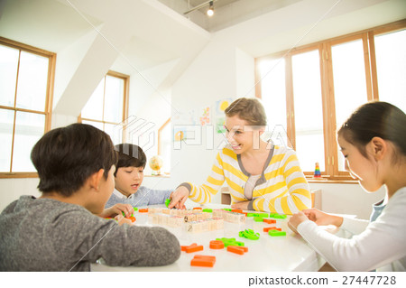 Young Students Learning English With A Foreign Female Teacher 27447728