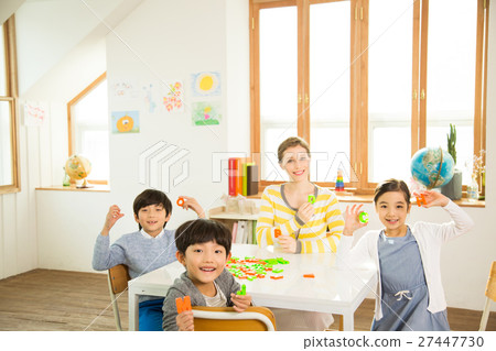 Young Students Learning English With A Foreign Female Teacher 27447730