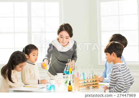 Young Students In Science Class With A Female Teacher 27447969