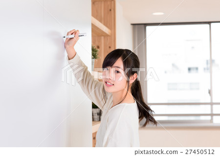 Women writing on the whiteboard 27450512