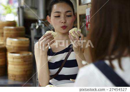 台湾女性旅程美食 图库照片