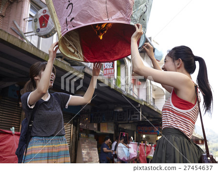 台灣婦女的旅行燈籠跳繩 27454637