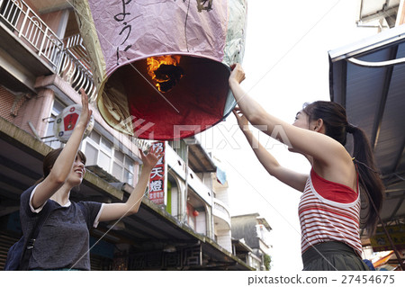 台灣婦女的旅行燈籠跳繩 台灣婦女的旅行燈籠跳繩 27454675