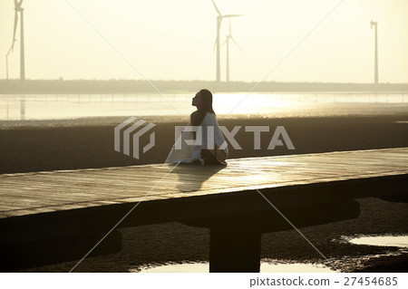 A woman sightseeing in Taiwan Takami wetland 27454685