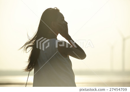 在台灣高見濕地觀光的女人 27454709