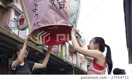 Taiwan women's journey lanterns skipping Taiwan women's journey lanterns skipping 27454711
