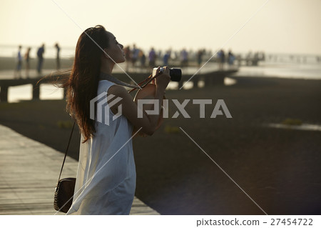A woman sightseeing in Taiwan Takami wetland 27454722
