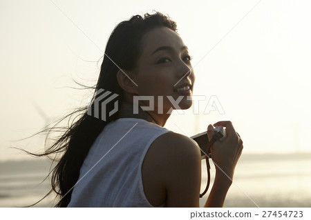 A woman sightseeing in Taiwan Takami wetland 27454723